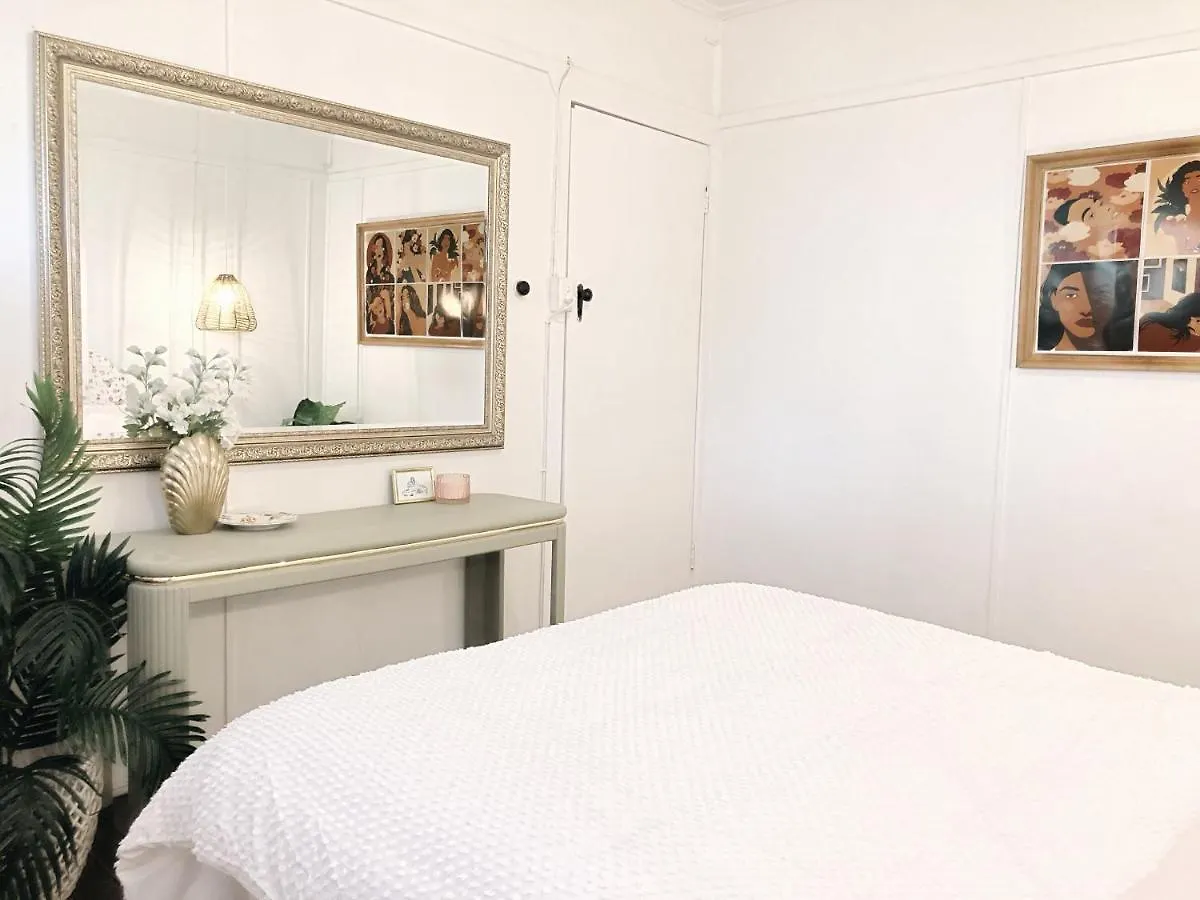 Boutique Vintage Styled Unit, Metres From Beach Apartment Gold Coast