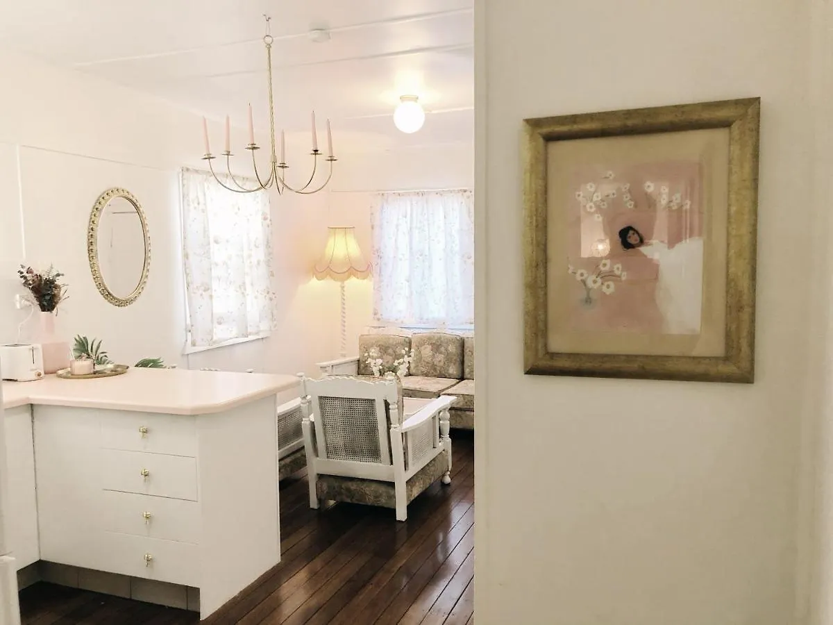 Boutique Vintage Styled Unit, Metres From Beach Apartment Gold Coast
