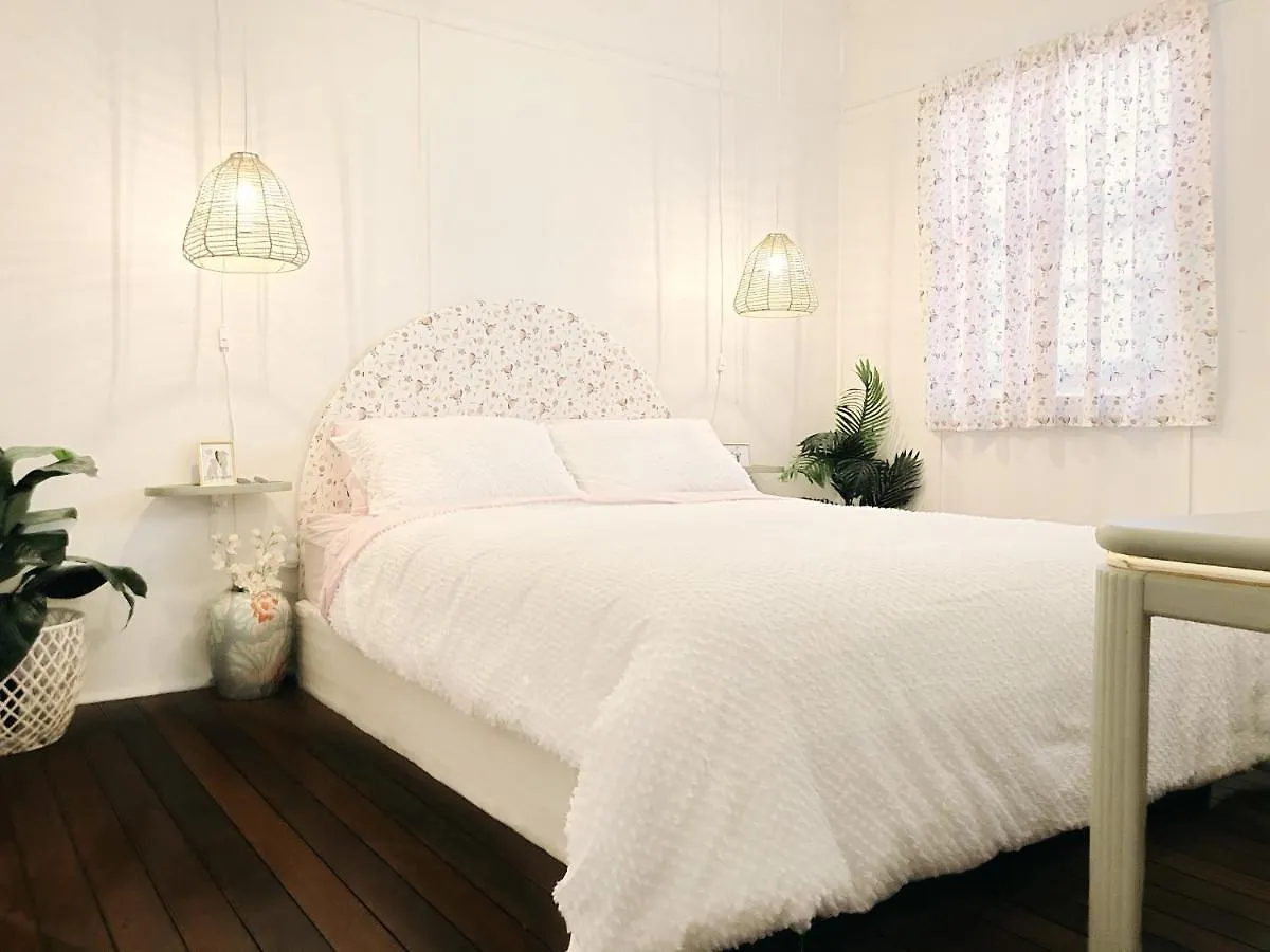 Boutique Vintage Styled Unit, Metres From Beach Apartment Gold Coast