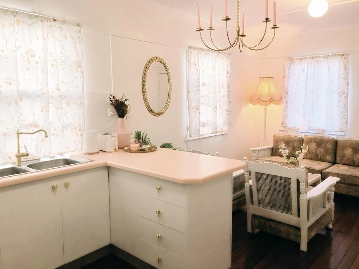 Boutique Vintage Styled Unit, Metres From Beach Apartment Gold Coast 0*,