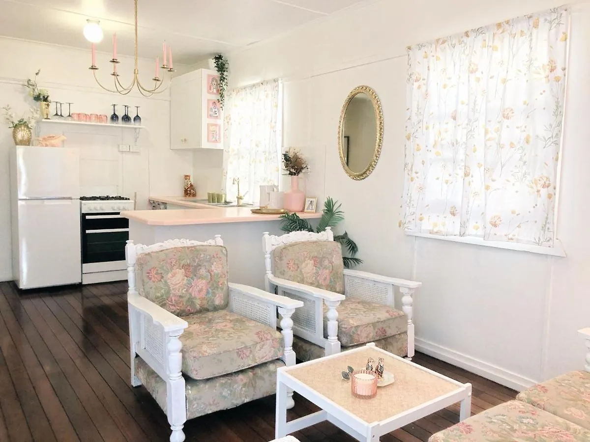 Boutique Vintage Styled Unit, Metres From Beach Apartment Gold Coast